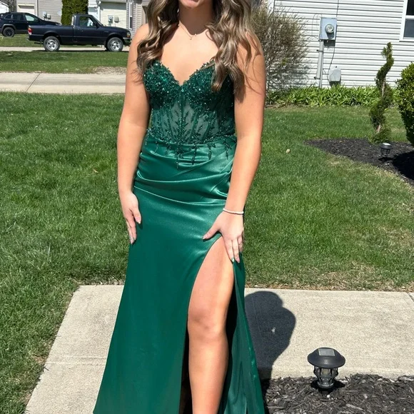Elegant Green Evening Gown. Nox Anabel Prom dress. GORGEOUS. Size 8